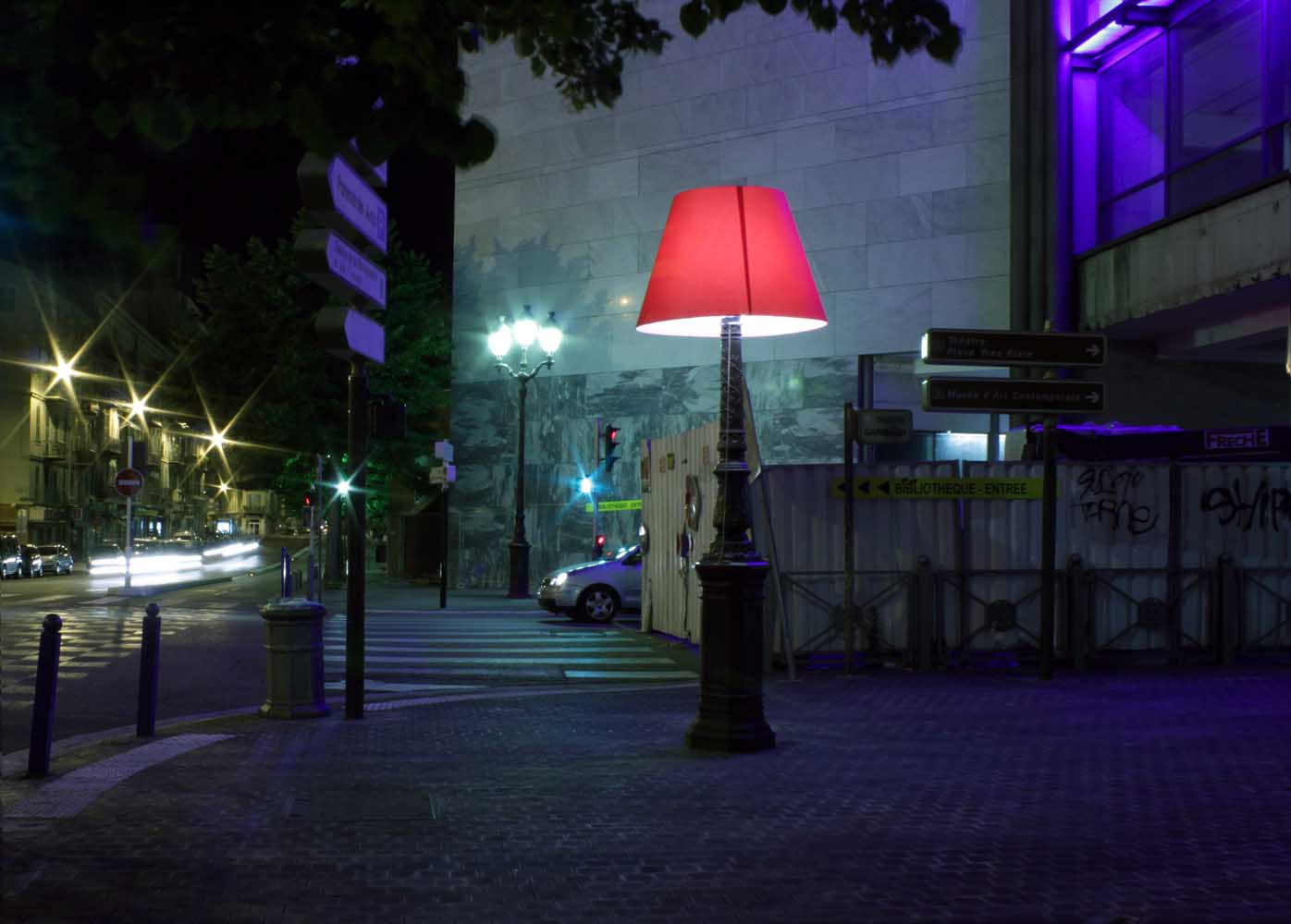 <em>La Lanterne rouge</em>, 2012 <br>installation dans l'espace public <br>dimensions variables