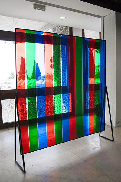 <em>Fenêtre</em>, 2013-14, <br>acier,gélatine rouge, verte et bleue <br>200 x 230 cm