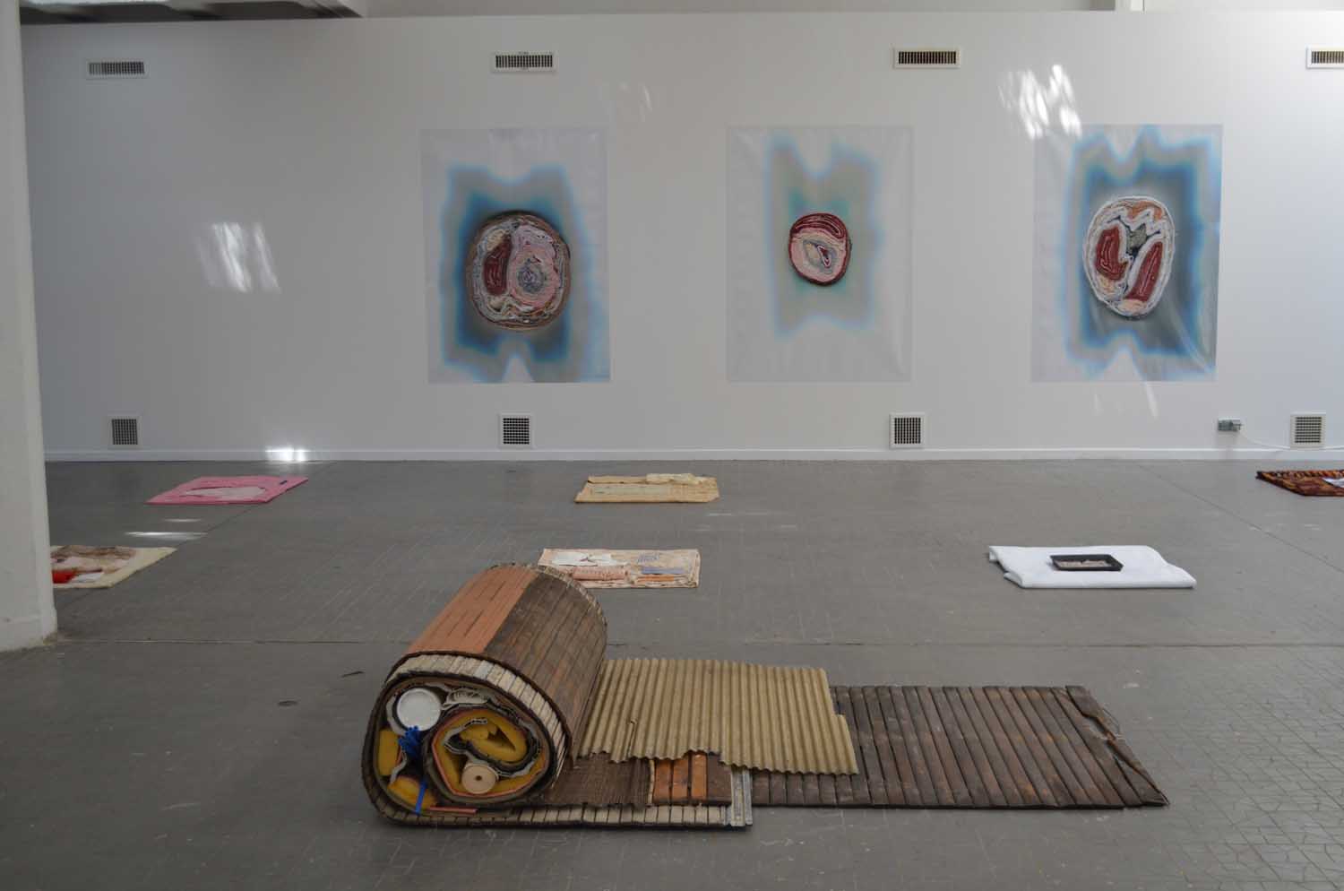 <em>Rouleau</em>, 2014-15  <br>mousse, tuyaux, tissus, papier peint et volets roulants en bois <br>160 x 130 x 60 cm