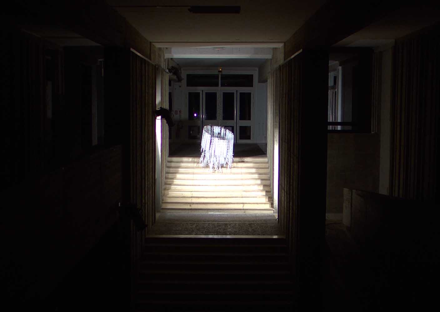 <em>Lustre</em>, 2012 <br>fer, tubes fluorescents <br>145 x  145 x 150 cm