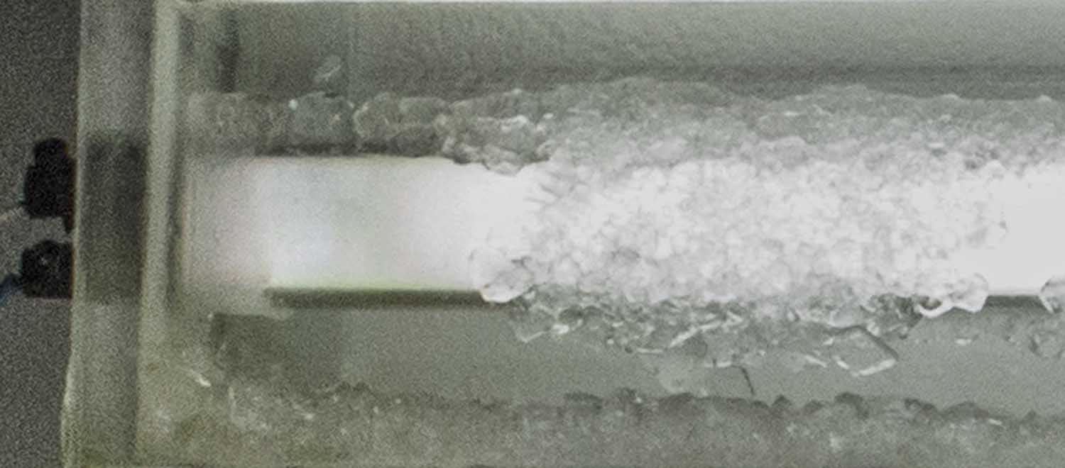 <em>Cristallisations</em>, 2015 <br>alun, eau distillée, tubes fluorescents récupérés, plexiglas, composants électroniques <br>58,5 x 10 x 10 cm (x3)