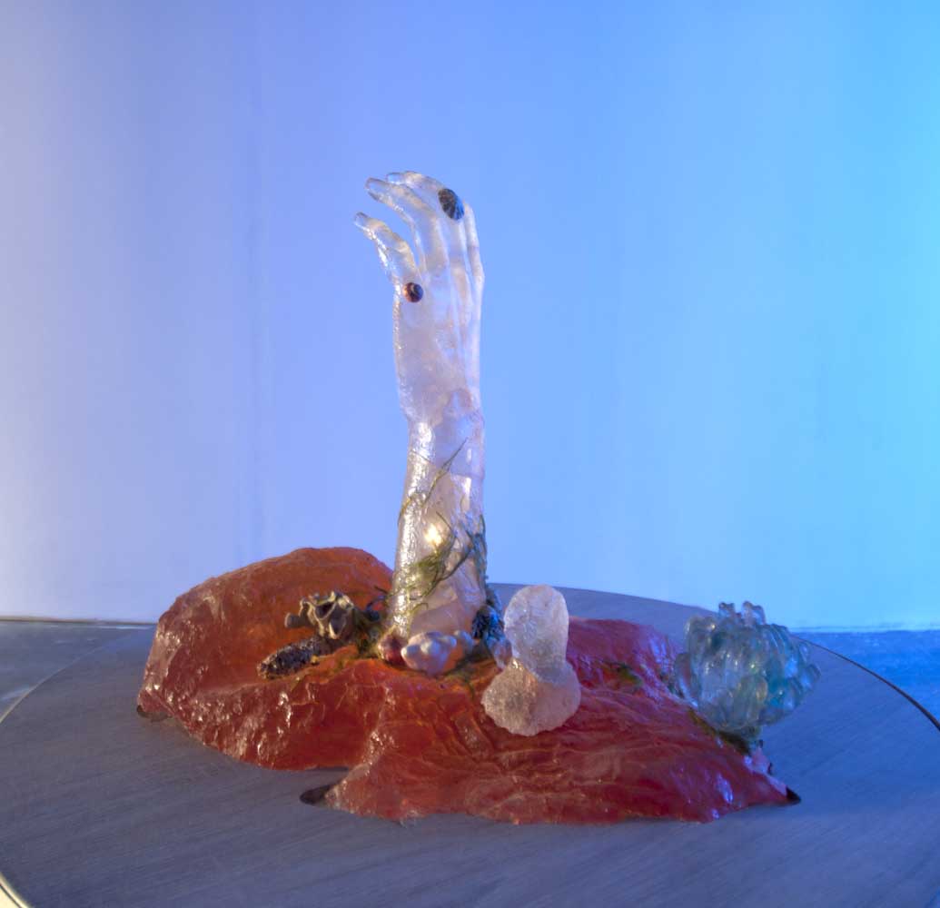 <em>Main aux coquillages</em>, 2015, <br>sculpture, résine, coquillages, algues, colorants<br>50 x 30 cm
